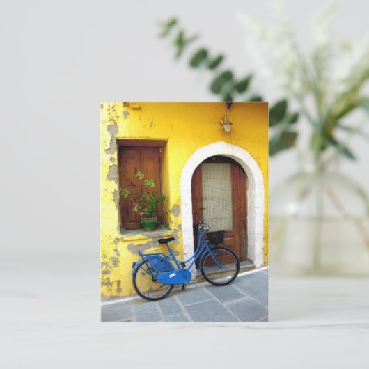 Blauwe fiets tegen gele muur briefkaart (Staand voorkant)