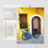 Blauwe fiets tegen gele muur briefkaart (Voorkant / Achterkant)