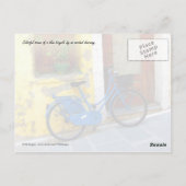 Blauwe fiets tegen gele muur briefkaart (Achterkant)