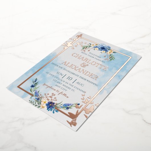 Blauwe flora elegant vlinderbloembruiloft folie uitnodiging (Gedraaid)
