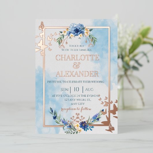 Blauwe flora elegant vlinderbloembruiloft folie uitnodiging (Staand Voorkant)