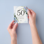 Blauwe Floral Budget 50th Birthday Uitnodiging Flyer (Hand)