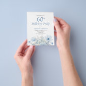 Blauwe Floral Budget 60e uitnodiging op de verjaar Flyer (Hand)