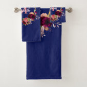 Blauwe floralen geometrische bogundmonogram bad handdoek (Insitu)