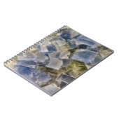 Blauwe fluorietkristallen in matrix notitieboek (Linkerzijde)