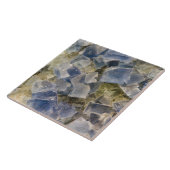 Blauwe fluorietkristallen in matrix tegeltje (Zijkant)