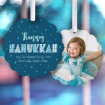 Blauwe foto Happy Hanukkah Typography Ster van Dav Ornament Kaart<br><div class="desc">"Fijne Chanoeka." Voel de warmte en vreugde van het vakantieseizoen terwijl u het lichtfestival inluidt met deze speelse, aandenken papieren ornamenten kaart. Leuke, grillige handgemaakte typografie samen met een willekeurig Star of David-patroon in licht stoffige blues overlay midnight marineblauwe hand getrokken lijnen en een donkerblauwe blauwgroen achtergrond. De gepersonaliseerde foto...</div>