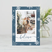 Blauwe foto Snowflake Believe Feestdagenkaart (Staand voorkant)
