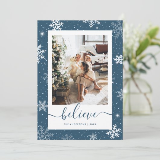 Blauwe foto Snowflake Believe Feestdagenkaart (Staand voorkant)