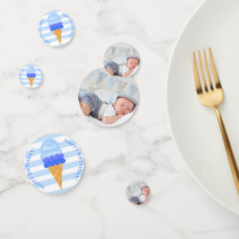 Blauwe foto van blauw jongetje met zoet ijs op eer confetti