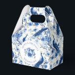 Blauwe Franse Chinoiserie Peacock bruiloft Bedankdoosjes<br><div class="desc">bedankdoosjes. | Elegante bruiloft verpakking. Deze blauw Franse Chinoiserie Peacock gunstbox is voorzien van ingewikkelde Delfts blauw bloemenkleurige design. Met elegante bloementakken, trailing bloemen, en blauwe pauwen, deze doos is perfect voor bruiloften, verjaardagen, of een speciale gelegenheid. Vul de tekstvelden in om het vak voor uw evenement te personaliseren. Als...</div>