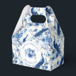 Blauwe Franse Chinoiserie Peacock bruiloft Bedankdoosjes<br><div class="desc">bedankdoosjes. | Elegante bruiloft verpakking. Deze blauw Franse Chinoiserie Peacock gunstbox is voorzien van ingewikkelde Delfts blauw bloemenkleurige design. Met elegante bloementakken, trailing bloemen, en blauwe pauwen, deze doos is perfect voor bruiloften, verjaardagen, of een speciale gelegenheid. Vul de tekstvelden in om het vak voor uw evenement te personaliseren. Als...</div>