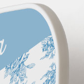 Blauwe Franse Toile Bloemmotief Naam Pickleball Paddle (Links Detail)