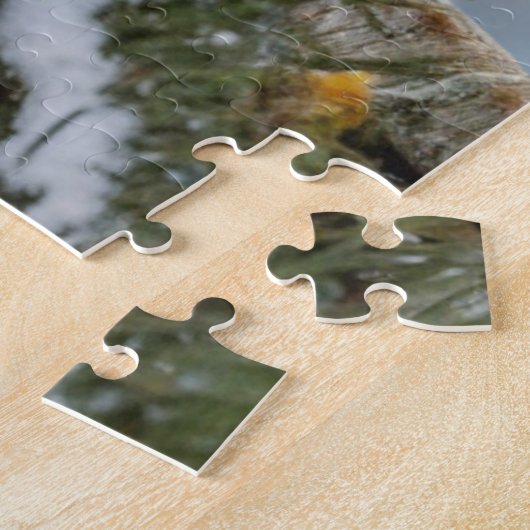 Blauwe Gaai op Besneeuwde Dennentak Legpuzzel (Zijkant)