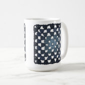 Blauwe gehaakte Granny Square koffiemok (Voorkant rechts)