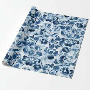 Blauwe gekleurde bloemen op donkerblauw verpakking cadeaupapier