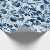 Blauwe gekleurde bloemen op donkerblauw verpakking cadeaupapier (Hoek)