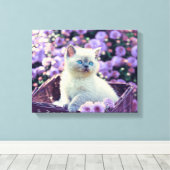 Blauwe, gekleurde keukenkat in mandje met paarse b canvas afdruk (Insitu (Houten vloer))