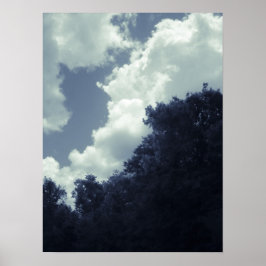Blauwe gekleurde wolken, hemel en bomen poster