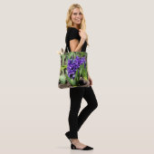 Blauwe Geocinth in de lente Tote Bag (Op model)