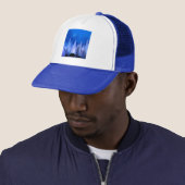BLAUWE GEOMETRISCHE BEREN TRUCKER PET (In situ)