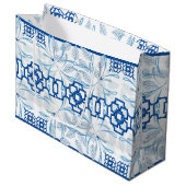 Blauwe Geometrische Floral Chinoiserie | Bruiloft Groot Cadeauzakje (Voorkant Gekanteld)