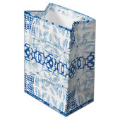 Blauwe Geometrische Floral Chinoiserie | Bruiloft Medium Cadeauzakje (Achterkant Gekanteld)