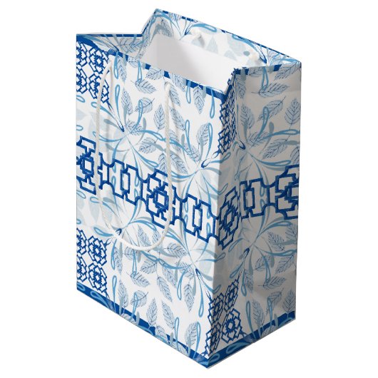 Blauwe Geometrische Floral Chinoiserie | Bruiloft Medium Cadeauzakje (Achterkant Gekanteld)