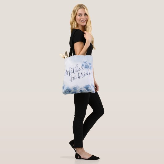 Blauwe gepersonaliseerde bloemen moeder van de bru tote bag (Op model)