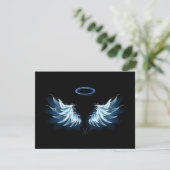 Blauwe Ggloed Angel Wings op zwarte achtergrond Advieskaart (Staand voorkant)