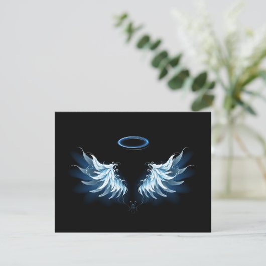 Blauwe Ggloed Angel Wings op zwarte achtergrond Advieskaart (Staand voorkant)