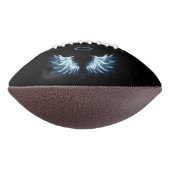 Blauwe Ggloed Angel Wings op zwarte achtergrond American Football (Gedraaid 90)
