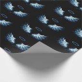Blauwe Ggloed Angel Wings op zwarte achtergrond Cadeaupapier (Hoek)