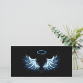 Blauwe Ggloed Angel Wings op zwarte achtergrond Feestdagenkaart (Staand voorkant)