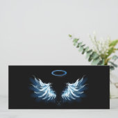 Blauwe Ggloed Angel Wings op zwarte achtergrond Feestdagenkaart (Staand voorkant)