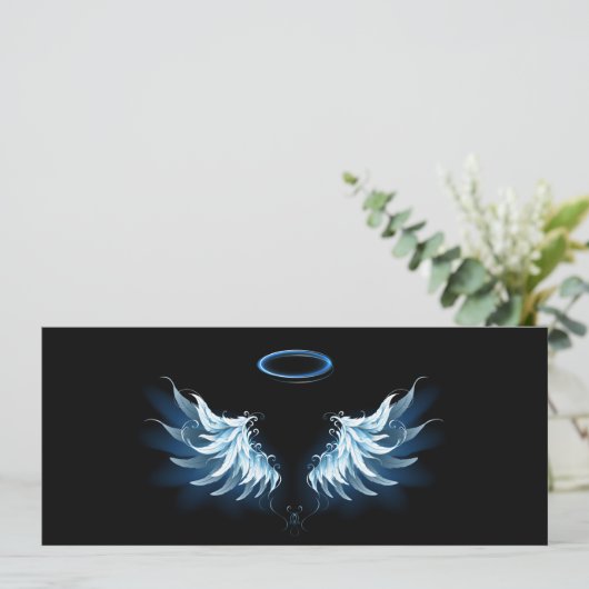 Blauwe Ggloed Angel Wings op zwarte achtergrond Feestdagenkaart (Staand voorkant)