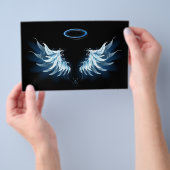 Blauwe Ggloed Angel Wings op zwarte achtergrond Flyer (Hand)