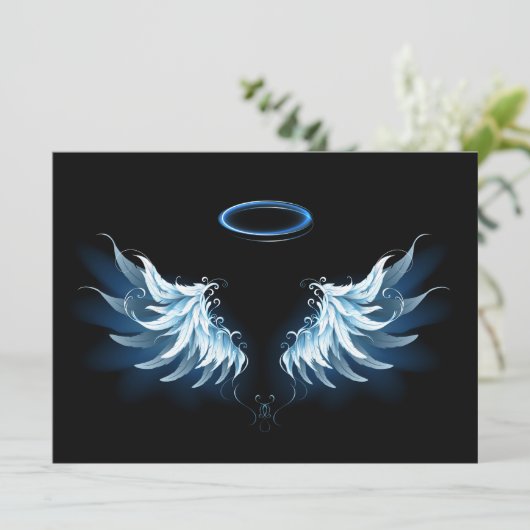 Blauwe Ggloed Angel Wings op zwarte achtergrond Kaart (Staand voorkant)
