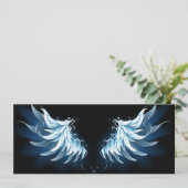 Blauwe Ggloed Angel Wings op zwarte achtergrond Kaart (Staand voorkant)