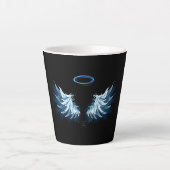 Blauwe Ggloed Angel Wings op zwarte achtergrond Latte Mok (Voorkant)