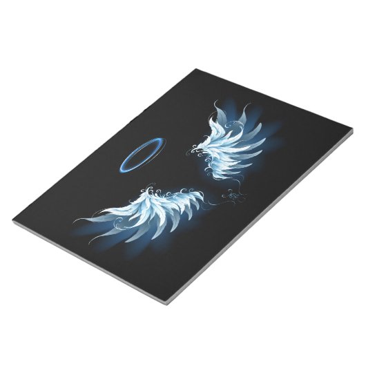Blauwe Ggloed Angel Wings op zwarte achtergrond Notitieblok (Schuin)