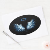 Blauwe Ggloed Angel Wings op zwarte achtergrond Ovale Sticker (Envelop)
