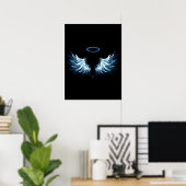 Blauwe Ggloed Angel Wings op zwarte achtergrond Poster (Thuiskantoor)