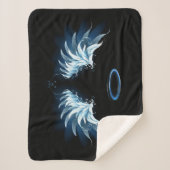 Blauwe Ggloed Angel Wings op zwarte achtergrond Sherpa Deken (Voorkant)