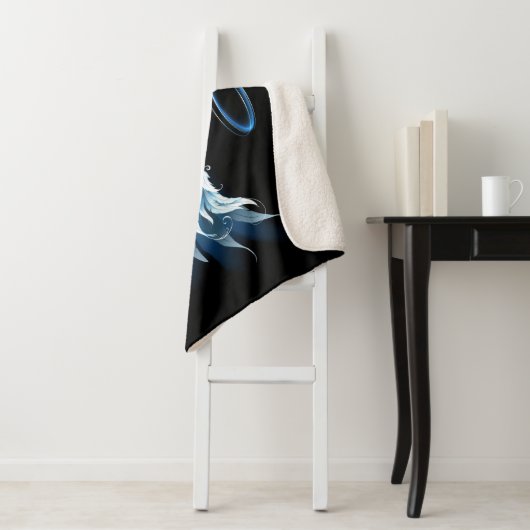 Blauwe Ggloed Angel Wings op zwarte achtergrond Sherpa Deken (In situ)