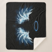 Blauwe Ggloed Angel Wings op zwarte achtergrond Sherpa Deken (Voorkant)