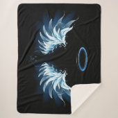 Blauwe Ggloed Angel Wings op zwarte achtergrond Sherpa Deken (Voorkant)