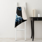 Blauwe Ggloed Angel Wings op zwarte achtergrond Sherpa Deken (In situ)