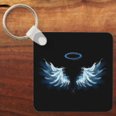 Blauwe Ggloed Angel Wings op zwarte achtergrond Sleutelhanger (Voorkant)