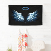 Blauwe Ggloed Angel Wings op zwarte achtergrond Spandoek (Insitu)